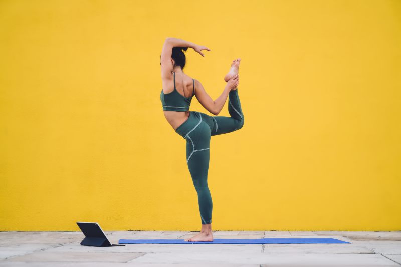 Side to side twist yoga asana for full body detox | HealthShots