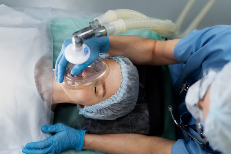 nurse-putting-oxygen-mask-patient (2)_Activ Living Community